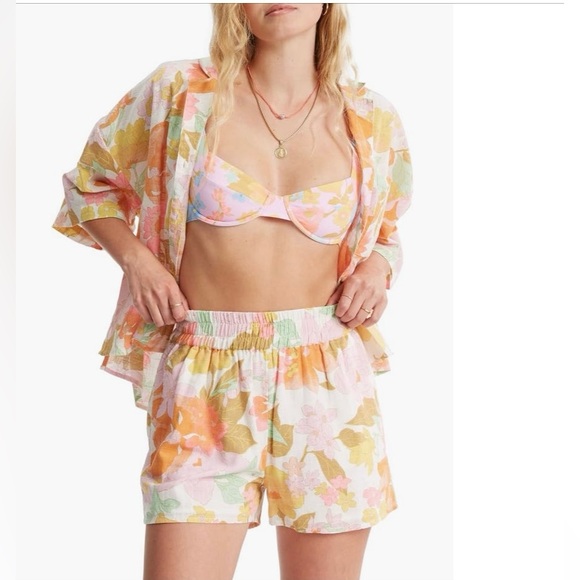 Billabong Tops - 💃🏼 Billabong women’s Button-Up Shirt